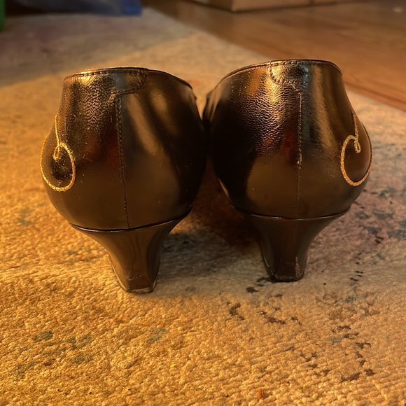 Rare EUC Vintage Margaret J 1” kitten heels Playful Cat w embroidered gold yarn - Picture 9 of 11